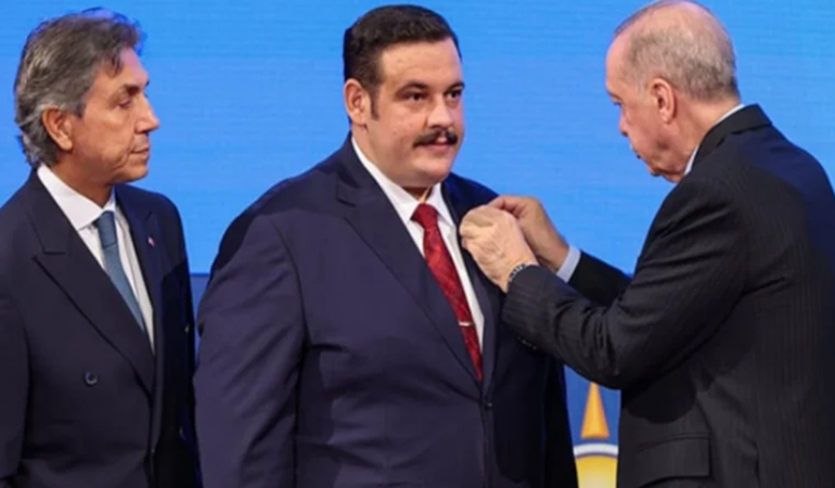 Erdoğan'ın rozet taktığı başkan rüşvetten gözaltına mı alındı?