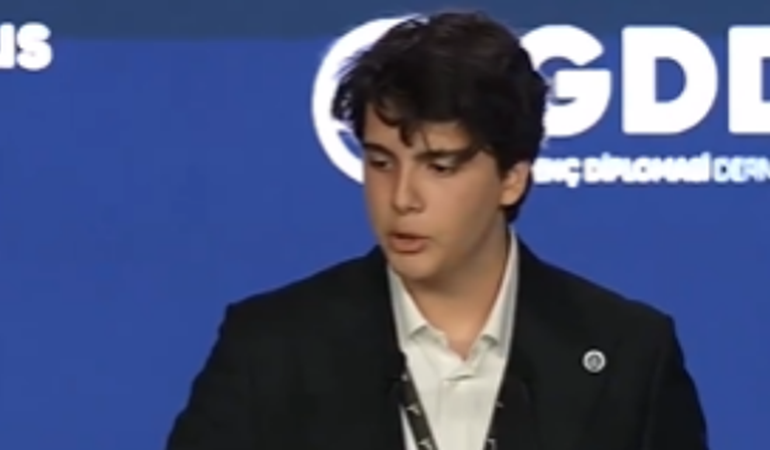 Erdoğan'ın torununun önüne de prompter koydular