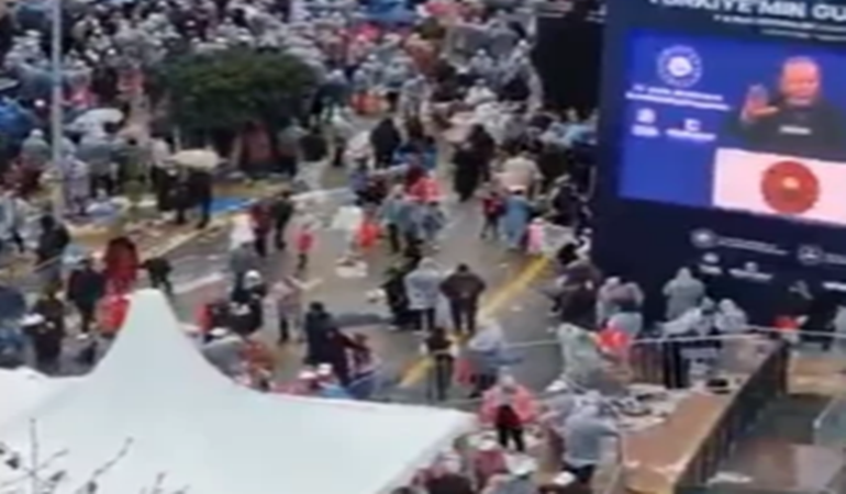 Erdoğan konuşurken alanı terk ettiler