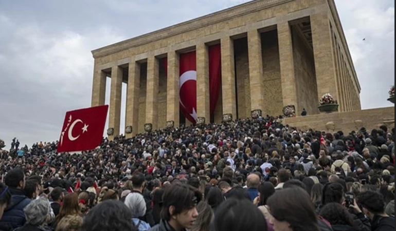 Erdoğan sloganları atsınlar diye yine Anıtkabir'e adam mı taşınacak?