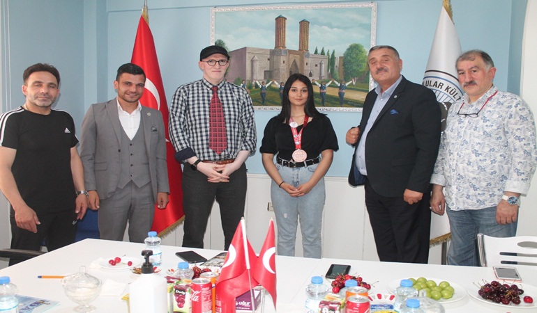 Erzurumlular Vakfı başarıyı ödüllendiriyor