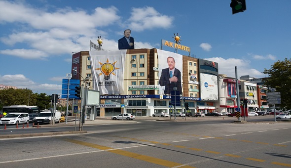 Esas darbeci görmek isteyen AKP binasına baksın!