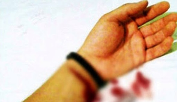 Eşi ile mesajlaştı sonra boğazını keserek intihar etti