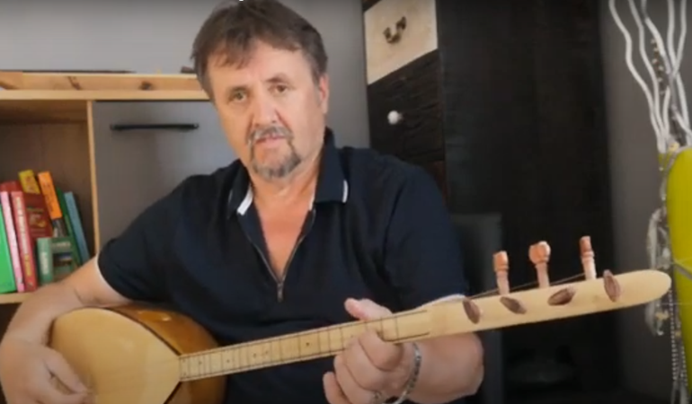 Eski Başkan Fikret Toker bağlama çalıp türkü söyledi