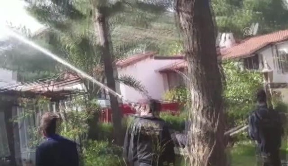 Eski başkanın villasının çatısı alev aldı