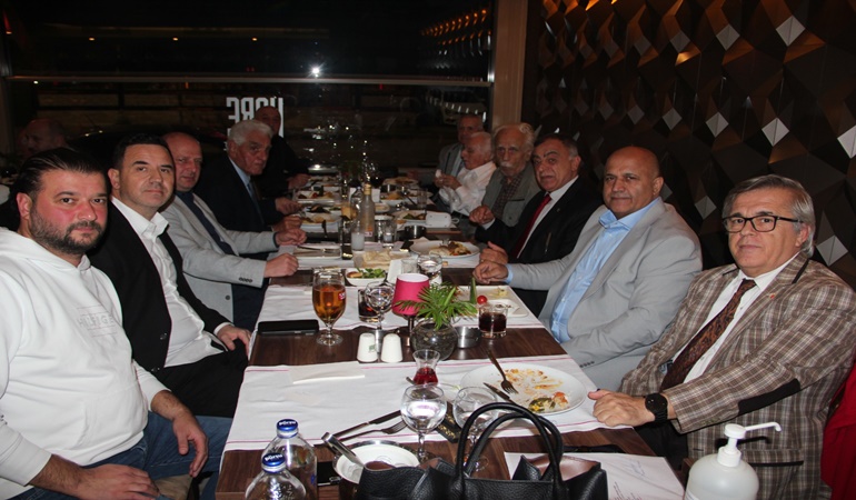 Eski Dostlar hep birlikte Kocaelispor marşını söylediler