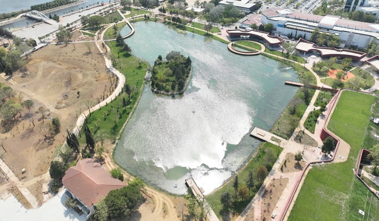 Eski fuar alanındaki gölden 20 ton çamur çıktı