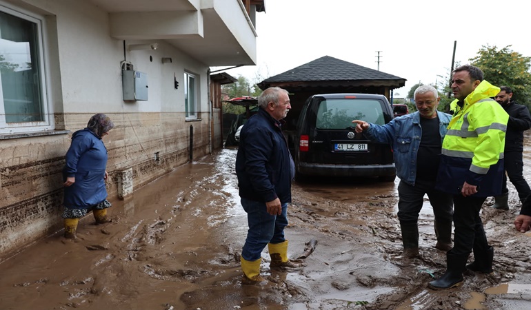 Eski muhtarın sel sularında can verdiği Başiskele’de yaralar sarılıyor