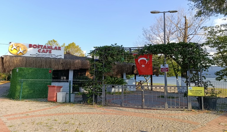 Eşme sahilindeki Bostanlar Kafe Kartepe Belediyesi tarafından kapatıldı