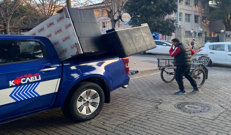 Eşya taşıyan vatandaşa zabıta yardım etti