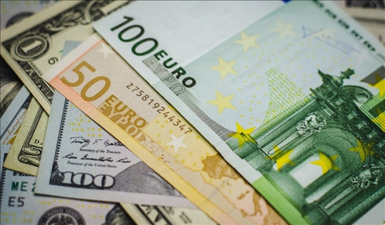 Dolar Euro'yu yeniden yakaladı