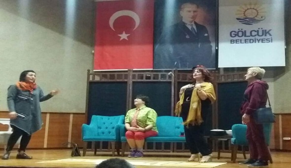 Ev hanımlarından tiyatro show