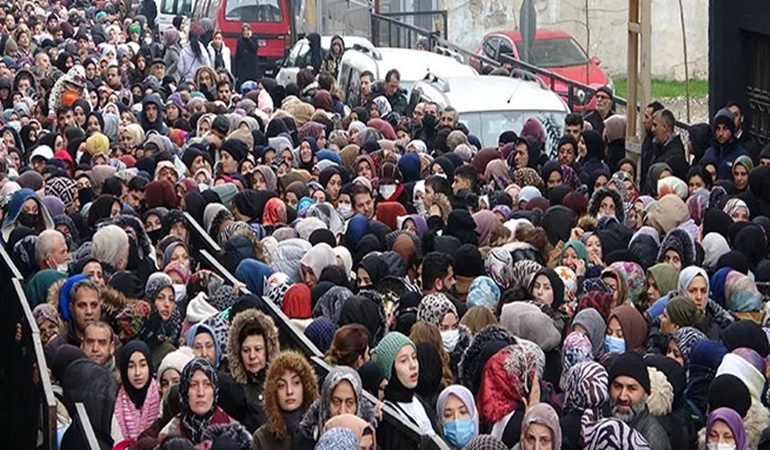 Fakirleştirilen millet ucuz ürünü almak için birbirlerini ezdi
