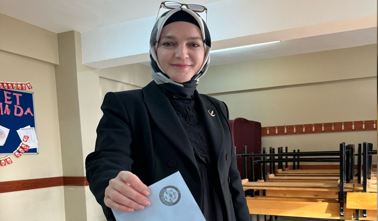 Fatma Kurtuluş sandık başında