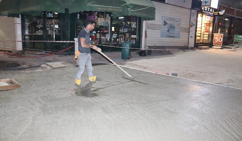 Fethiye Caddesi'nde üstyapı çalışmaları yoğun bir şekilde devam ediyor 