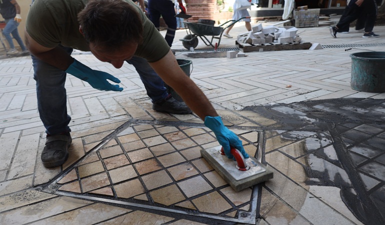 Fethiye Caddesi Sabri Ekmen Sokak’ta doğal taşlar zeminle buluşuyor