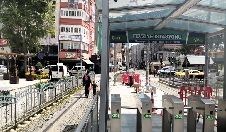 Fevziye tramvay durağındaki tehlike!