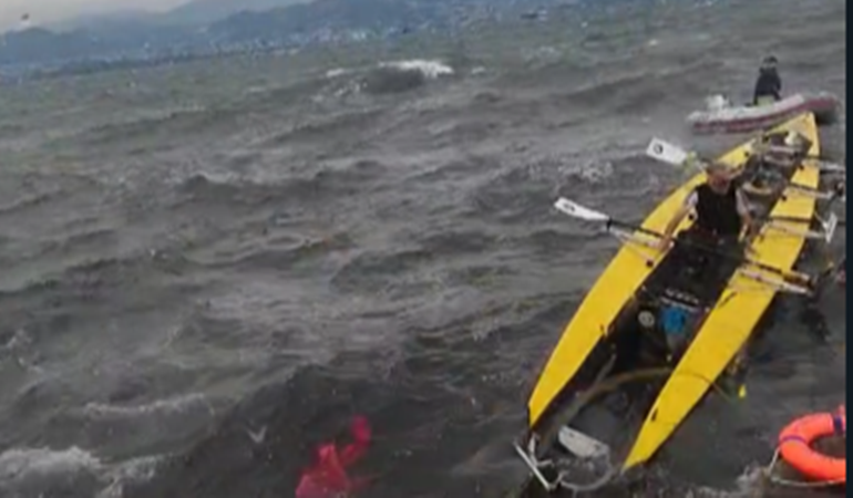 Fırtınada alabora olan kanodaki sporcuların imdadına yetiştiler