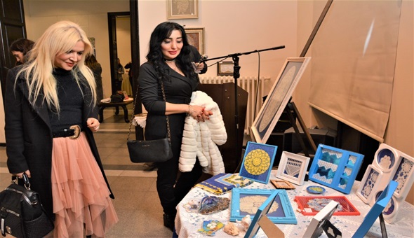 Fizik profesöründen dantel sergisi