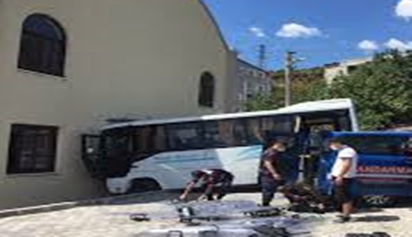 Freni patlayan askeri araç camiye çarptı