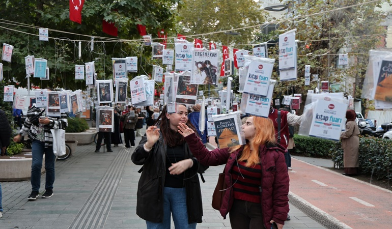 Fuar böyle başladı! Asırlık çınarlara 5 bin kitap asıldı