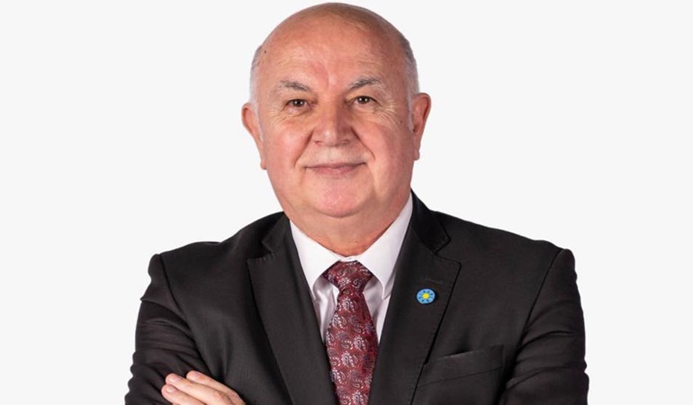 Gazeteci Yüksel Ercan Symbol AVM’de kitaplarını imzalayacak