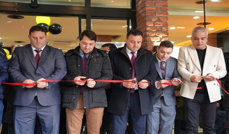 Gebze adayı Maydonoz Döner’in açılışına katıldı