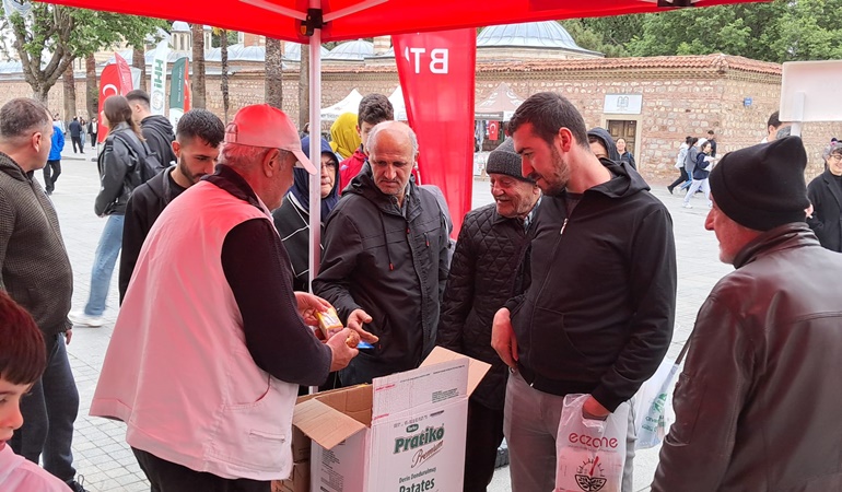 Gebze'de BTP’li yöneticiler emekçilere çay ve simit ikram etti