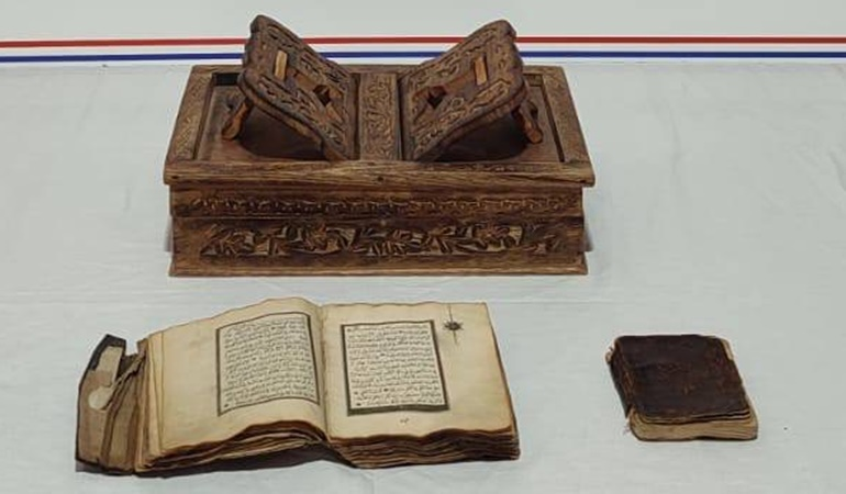 Gebze’de bir vatandaşın üzerinden 14. yüzyıla ait el yazması Kur’an çıktı