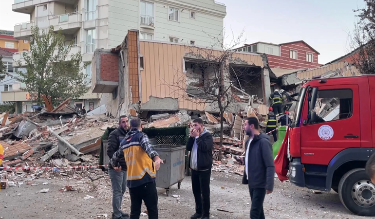 Gebze'de çöken 5 katlı bina enkazından ses geldi