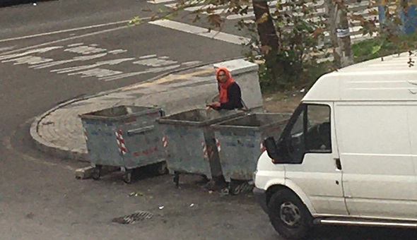 Gebze'de çöpten yiyecek toplayan kadın