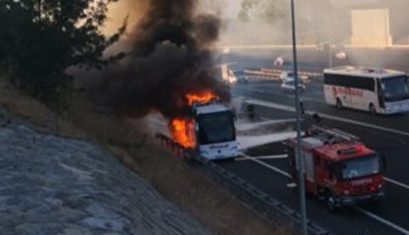 Gebze'de otobüs alev aldı