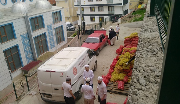 Gebze’de patates soğanları tarikat vakfına teslim ettiler