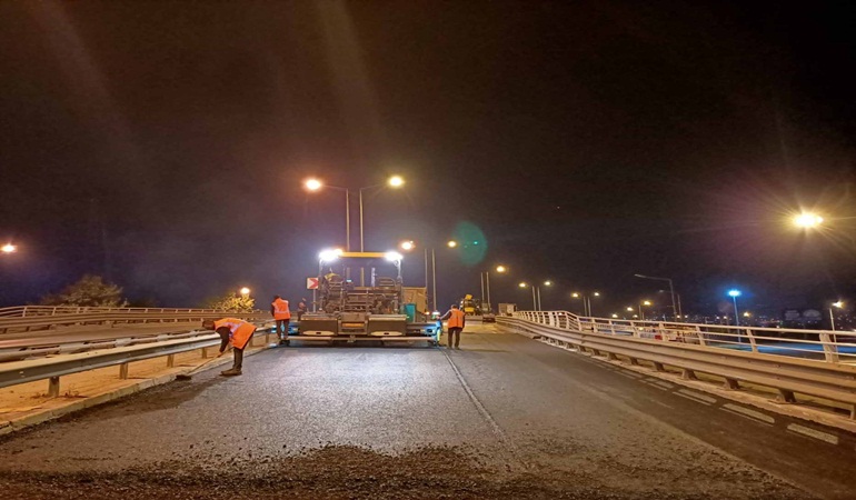 Gece yarısı asfalt serimiyle trafik aksatılmadı