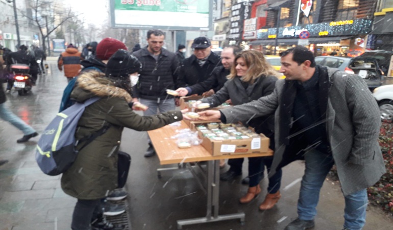 Gelecek Partisi, Çanakkale şehitleri için helva dağıttı