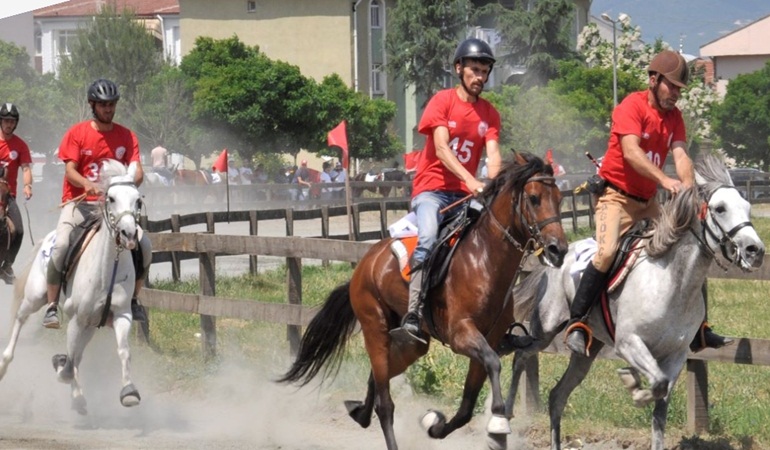 Geleneksel Rahvan At Yarışları heyecanı Gölcük'te başlıyor