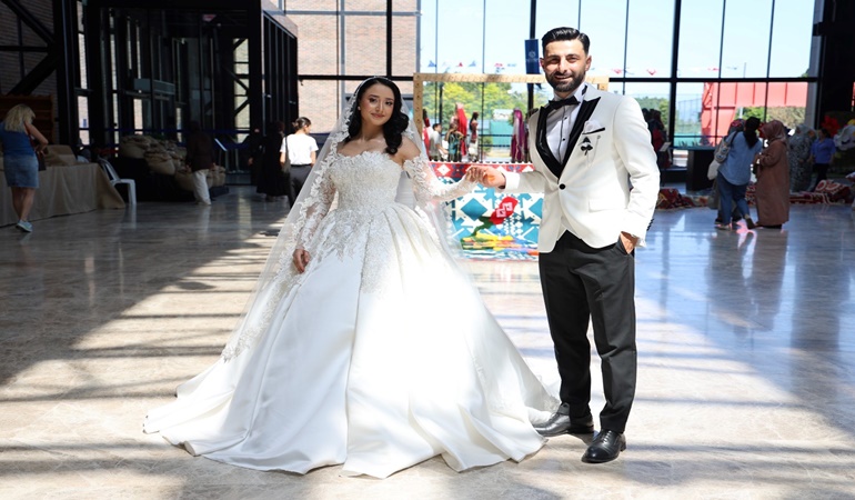 Gelinlik ve damatlıkla festivali ziyaret eden çift ilgi odağı oldu