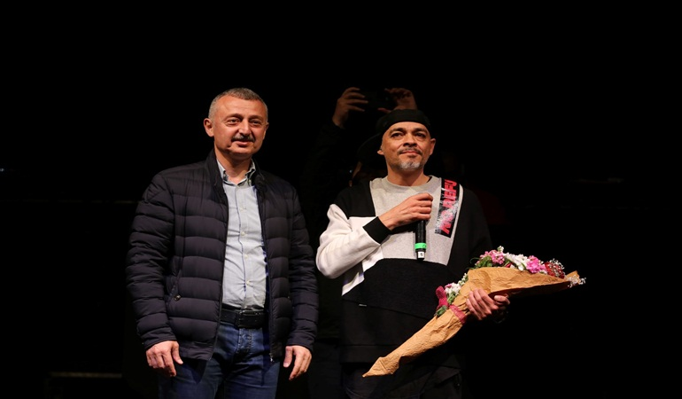 Gençler 19 Mayıs’ı Ünlü Rapçi Cezayla kutladı   