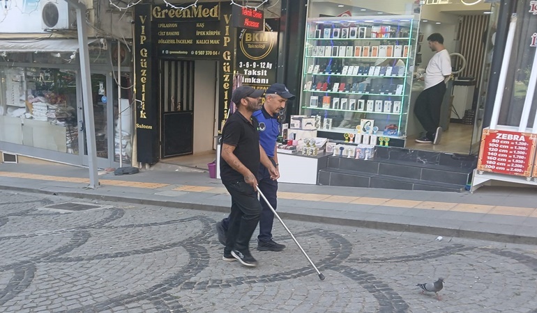 Gitmek istediği yönü bulamayan görme engelli vatandaşa ışık oldular