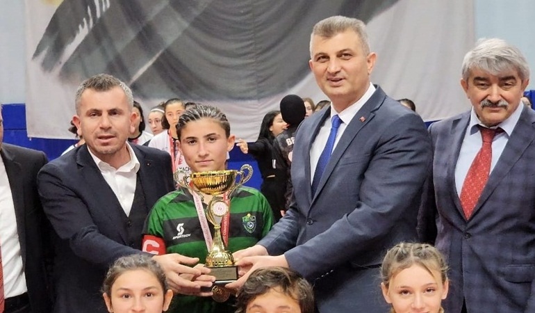 Gölcük Barbaros Hayrettin Lisesi Kız Futsal Takımı Kocaeli şampiyonu