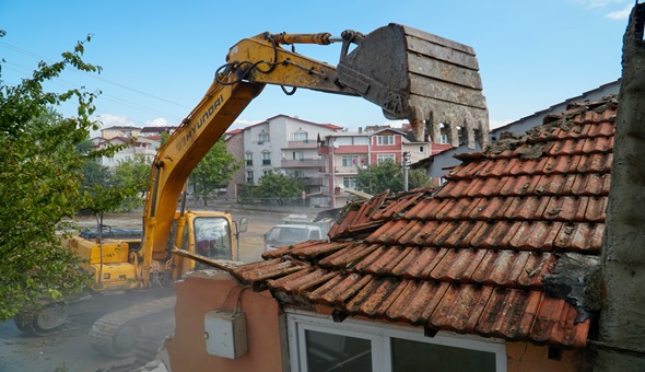Gölcük Belediyesi 3 metruk binayı daha yıktı