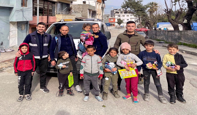 Gölcük Belediyesi deprem bölgesinde çalışmalarını sürdürüyor