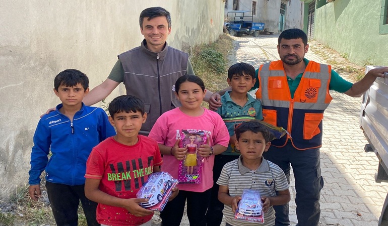 Gölcük Belediyesi deprem bölgesinde yardımlarını sürdürüyor