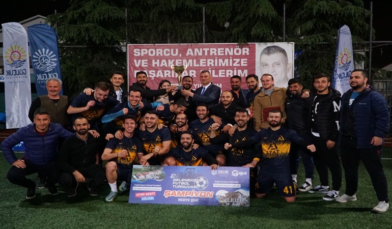 Gölcük Belediyesi geleneksel Futbol Turnuvası şampiyonu Azat inşaat 