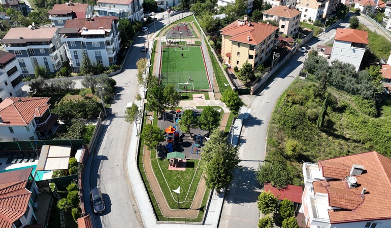 Gölcük Belediyesi ilçeye yeni parklar kazandırıyor