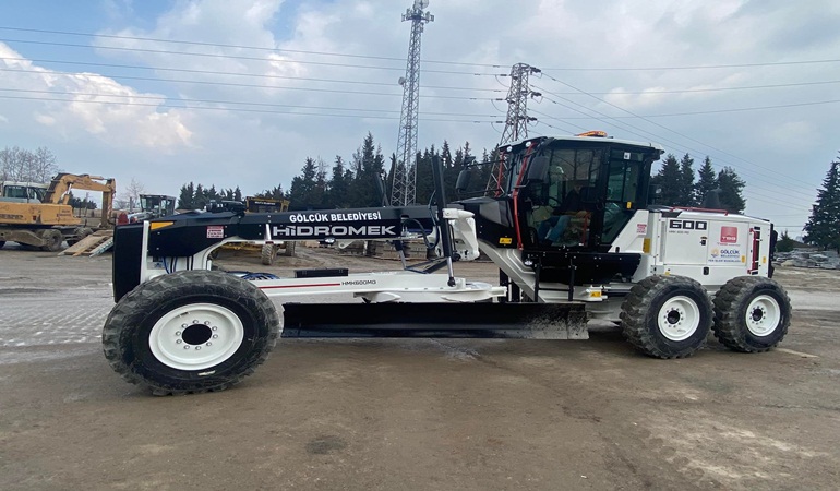 Gölcük Belediyesi iş makinesi parkurunu yeni greyderle güçlendirdi