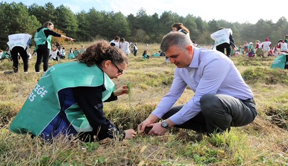Gölcük Belediyesi kampanyaya 3.100 fidan bağışladı