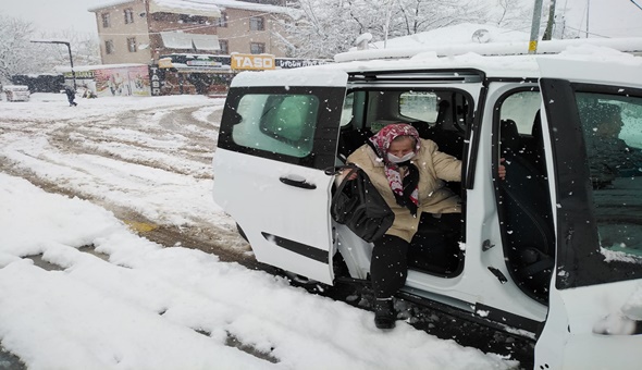 Gölcük Belediyesi karla mücadelede canla başla çalışıyor