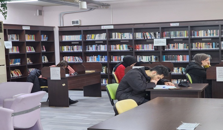 Gölcük Belediyesi kütüphaneleri gençlerin uğrak noktası oldu 