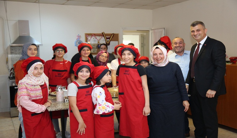 Gölcük Belediyesi'nden gençlere yönelik pastacılık kursu